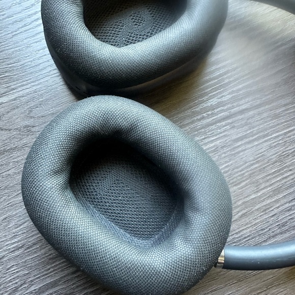 Apple Airpods Max in Black - Picture 4 of 14